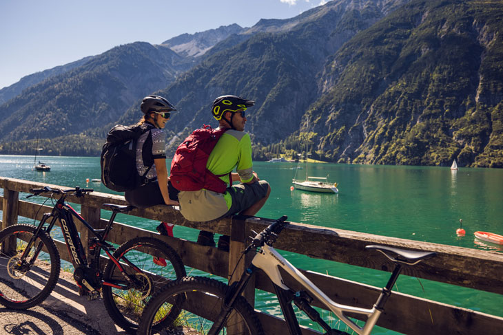 Pause mit Ausblick aufs Tiroler Meer (©Foto: Achensee Tourismus)